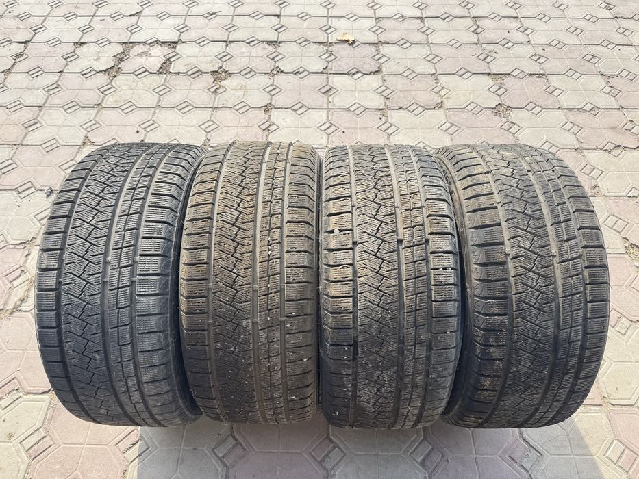 Продам зимнюю резину 235/45/17