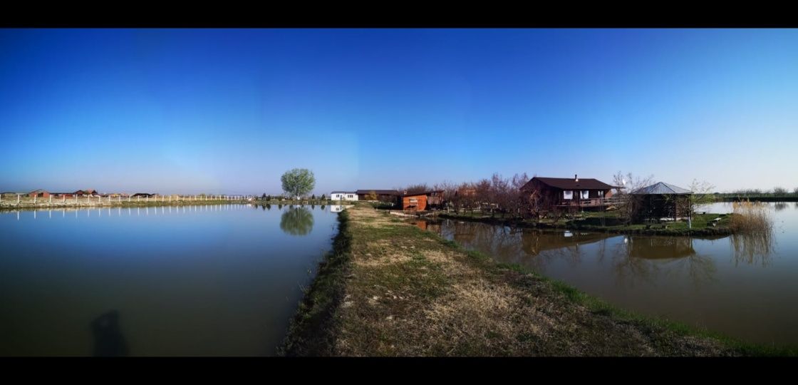 Teren agricol cu casa, balta de pescuit si livada