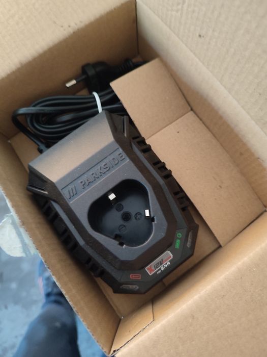 Vând încărcător parkside 2.4a 12v