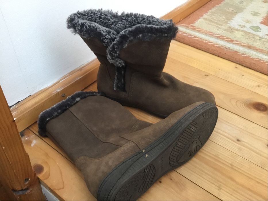 Cizme  marimea 36 si 38 pret 65 buc