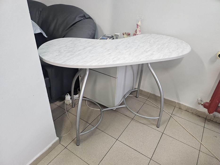 Маса за маникюр в добро състояние