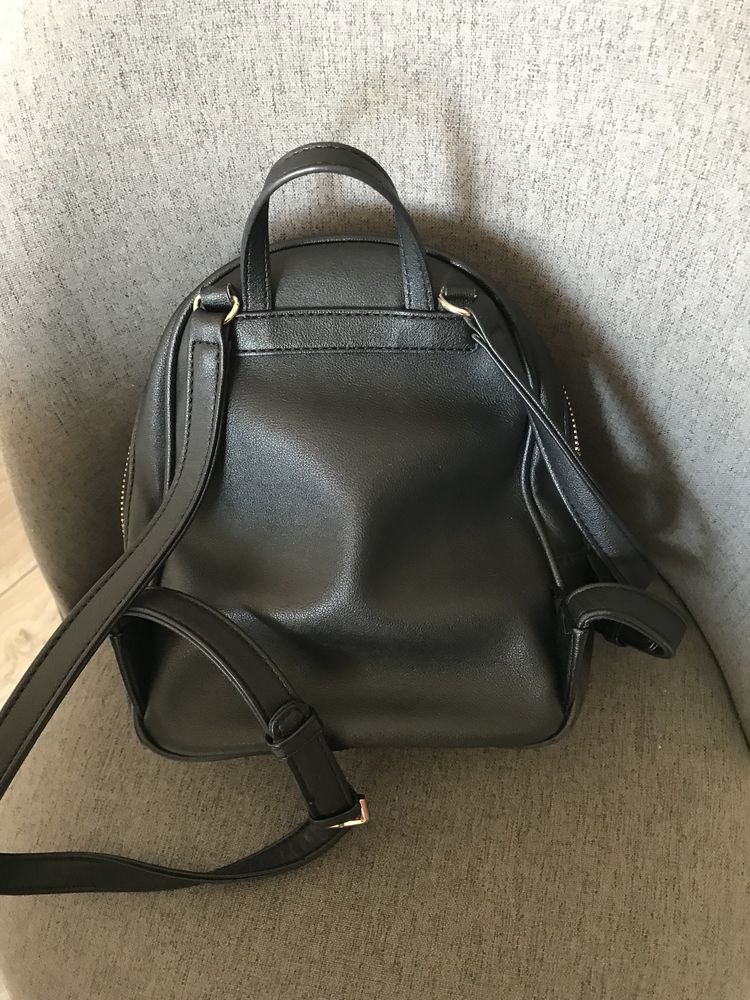 Оригинална раничка Guess