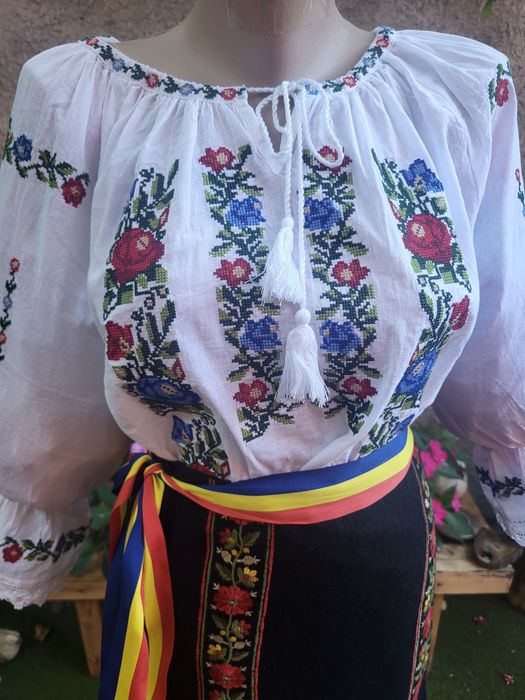 Vând costum popular