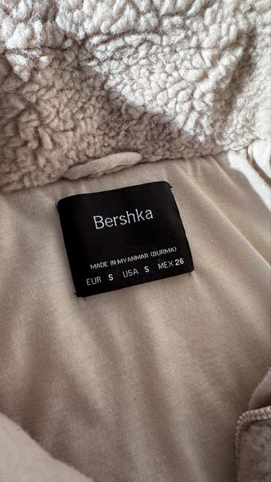 Късо пухкаво яке Bershka