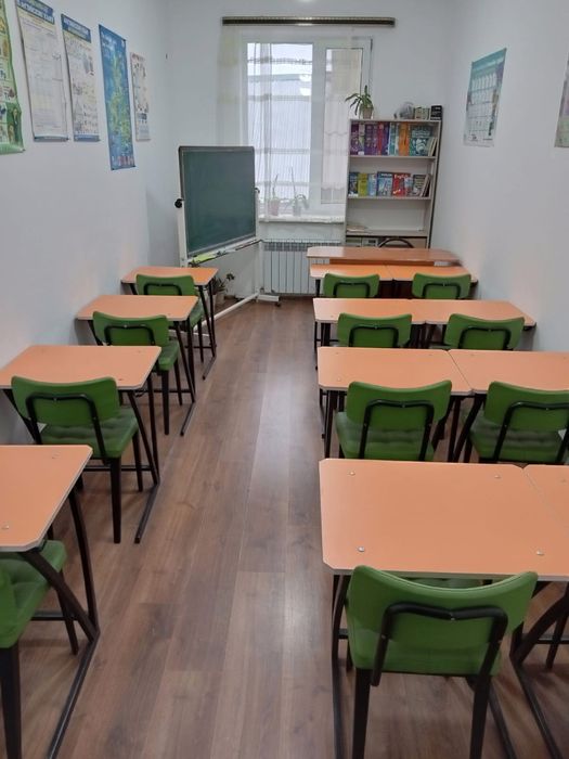 Парты, стулья, шкаф, доска