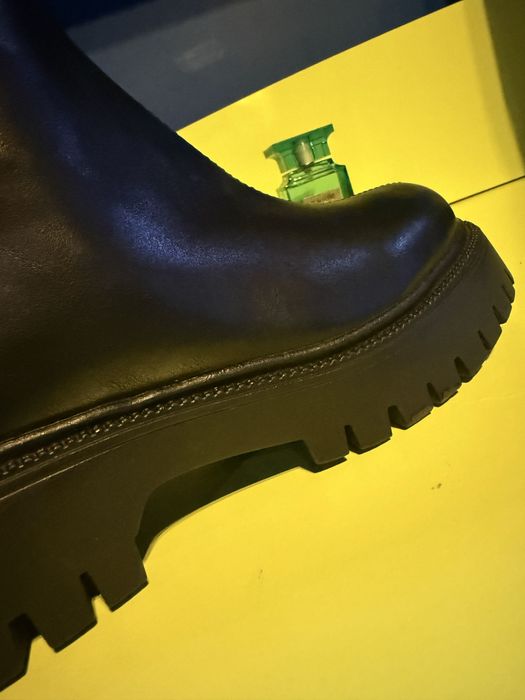 Стилни черни дамски боти