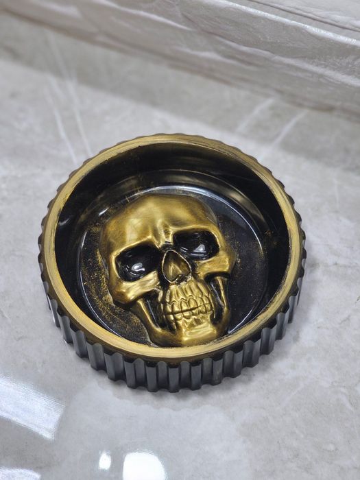 Пепелници с черепи и скелети