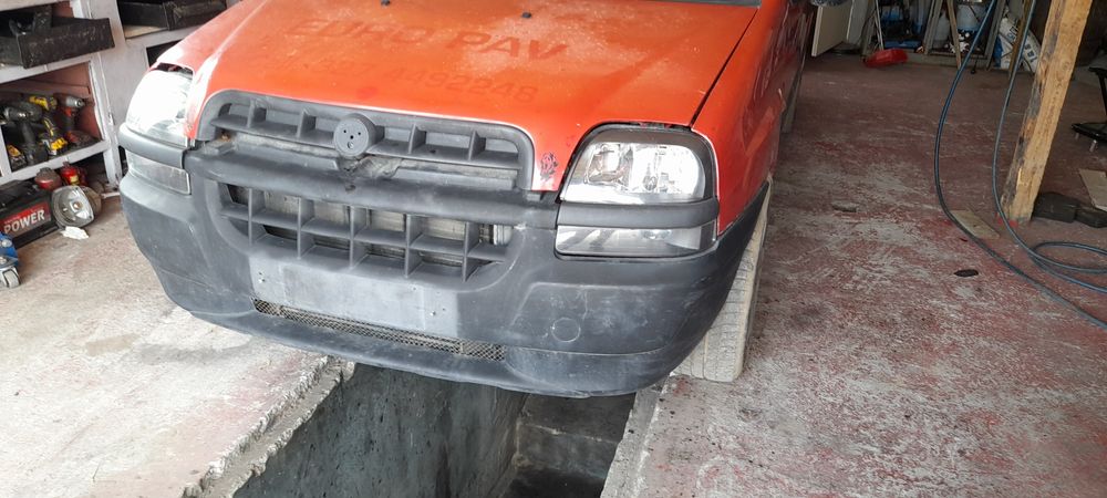 Far stânga și dreapta fiat doblo