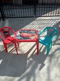 Пластмасова детска маса с два стола