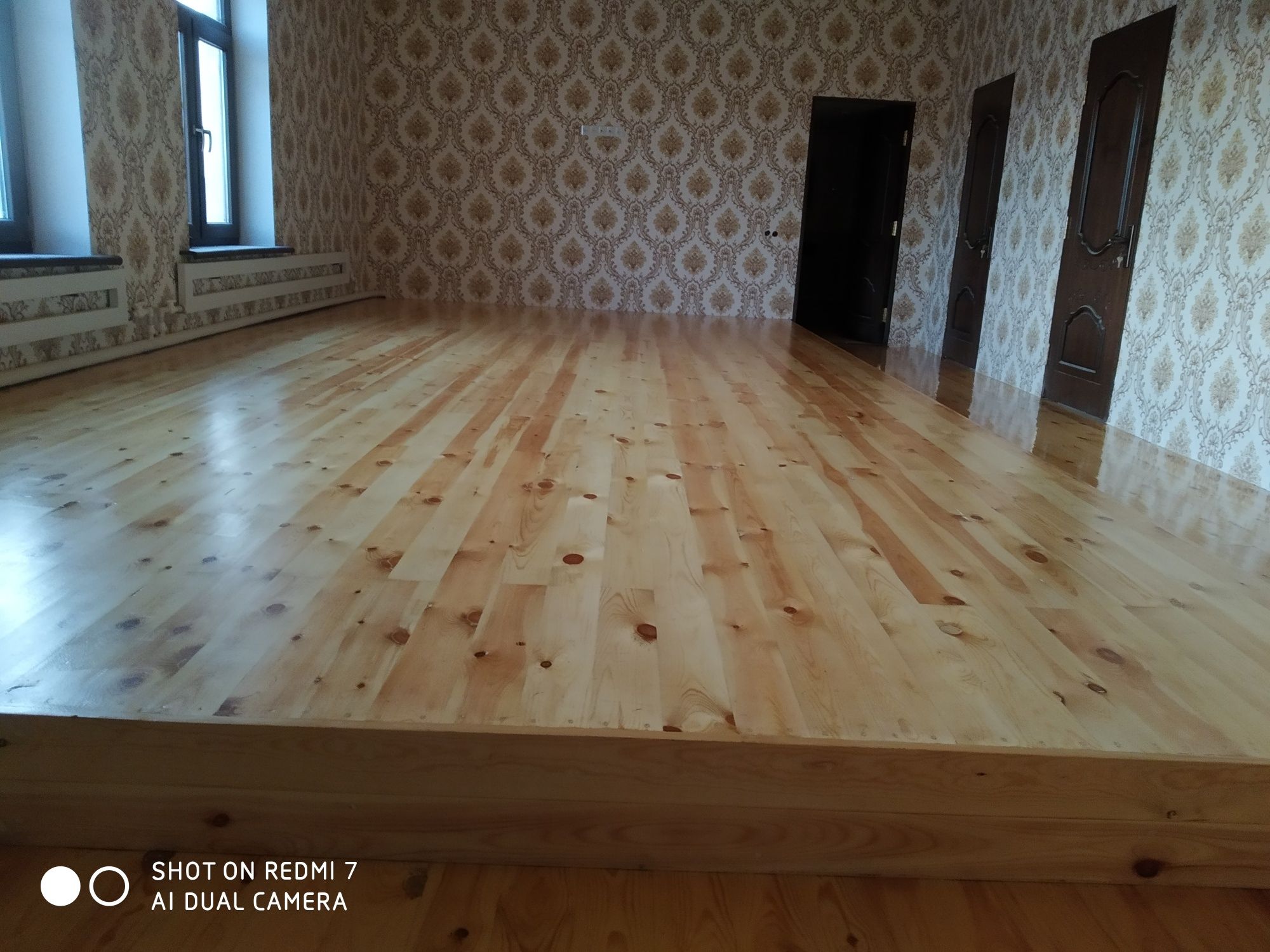 Качественное Шлифовка полов и нанесение лака