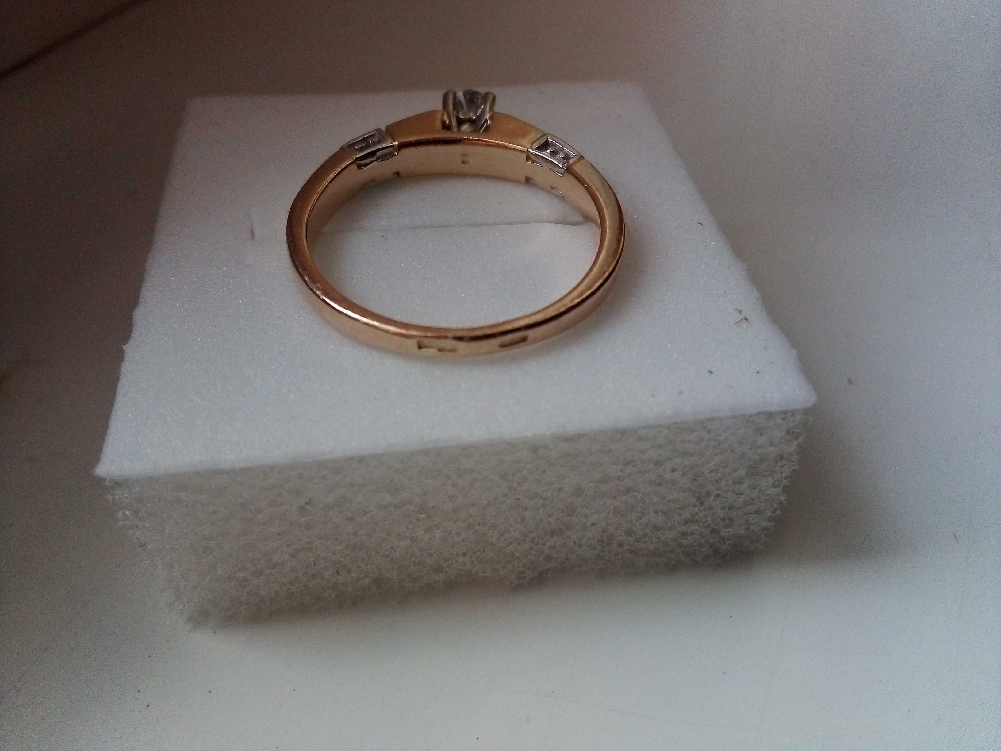 Изящен руски златен пръстен  с диаманти