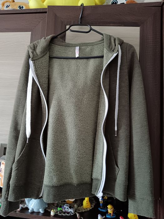 Hanorac cu glugă merge și s