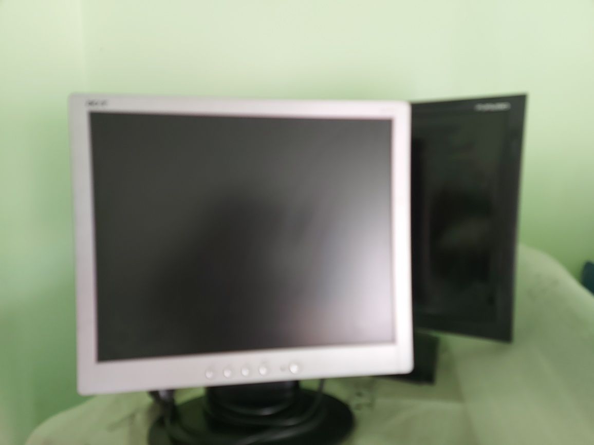 Vand 2 Monitoare LCD