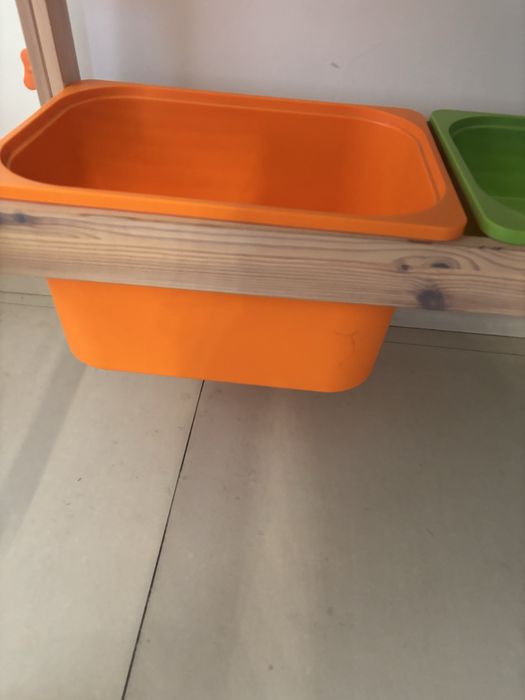 Birou Ikea cu inaltime  reglabilaeglabila si doua cutii