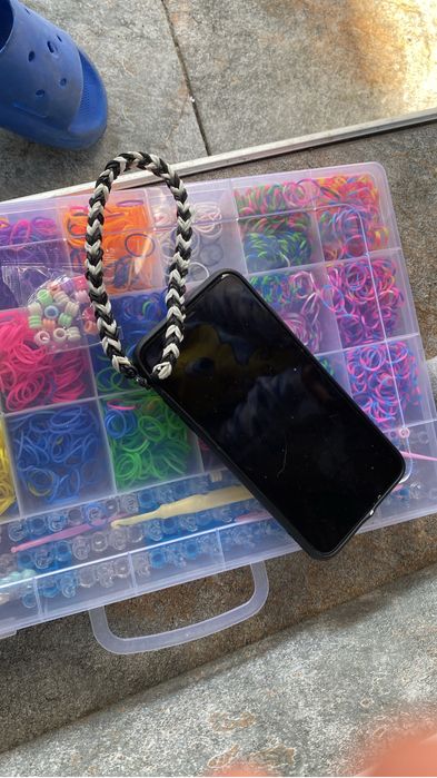 Fac brățări de mână și de telefon