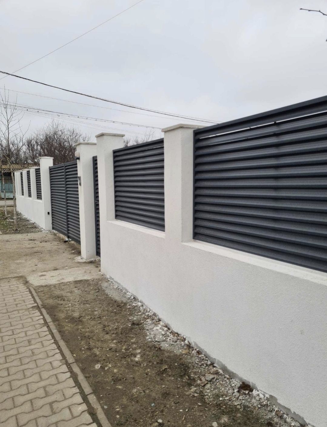 Fac garduri din:
- fier forjat;
- tablă cutată;
- șipcă metalică;
- pl