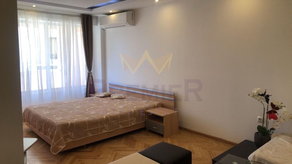 Напълно обзаведен апартамент с три отделни стаи ж.к. Младост