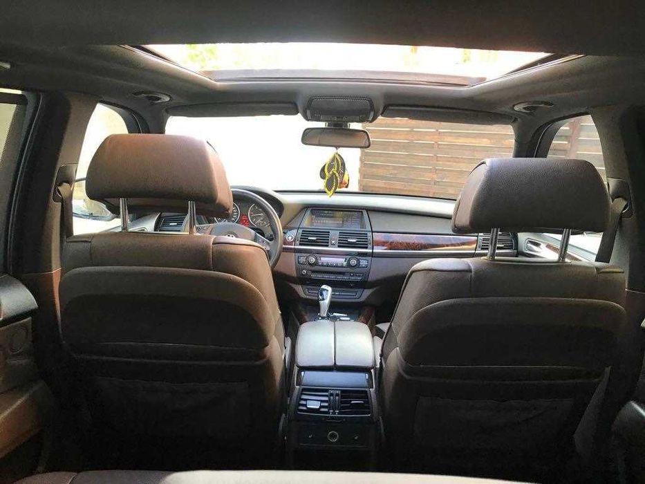 BMW model X5 cu multe opțional