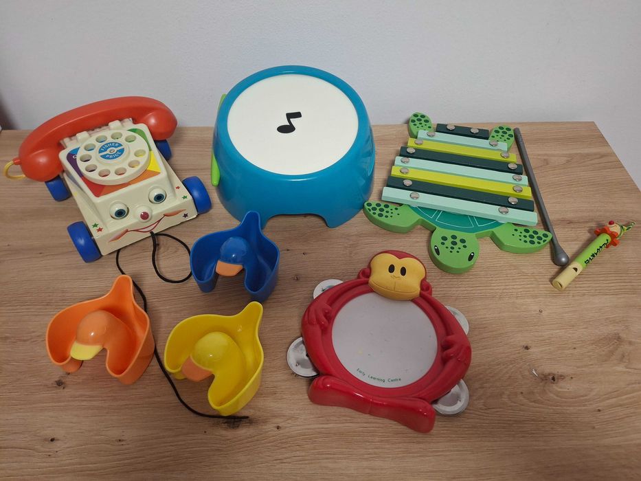 Vand lot cu 8 jucarioare (telefon, toba, xilofon,fluier,etc)
