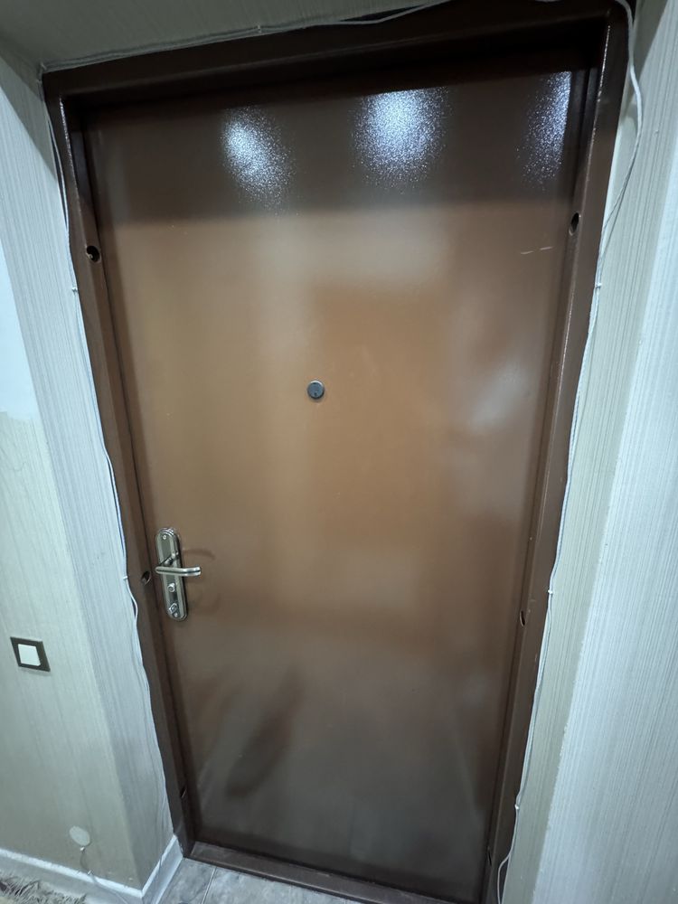 Продам входную дверь железную