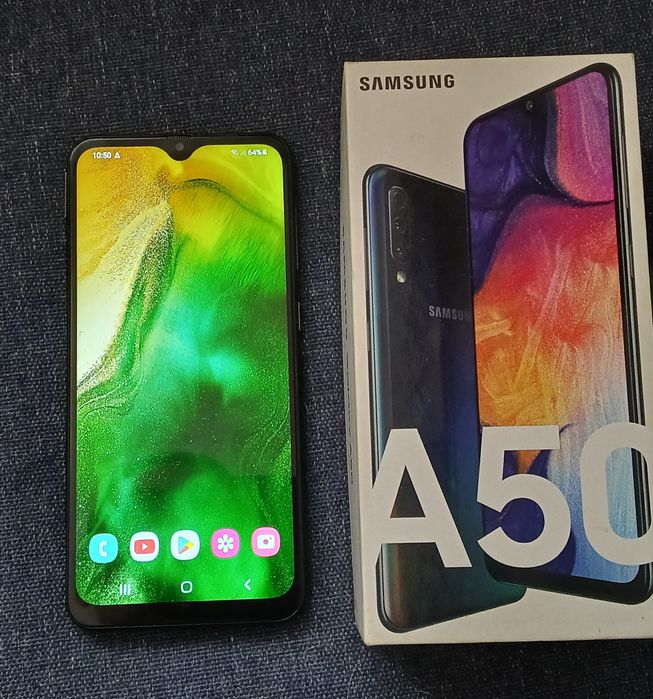Продаётся смартфон самсунг А50,память 64гб,не работает громкий динамик