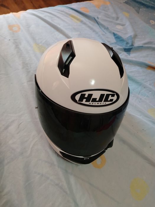 Vând 2 căști moto mărime s una purtata doar o data celalalt de câteva