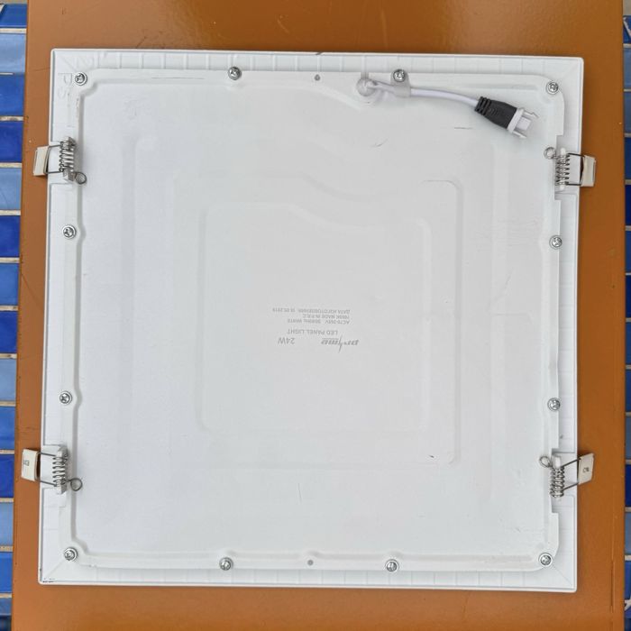 Плафон потолочный белый в хорошем состоянии