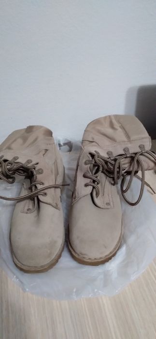 Vând bocanci militari