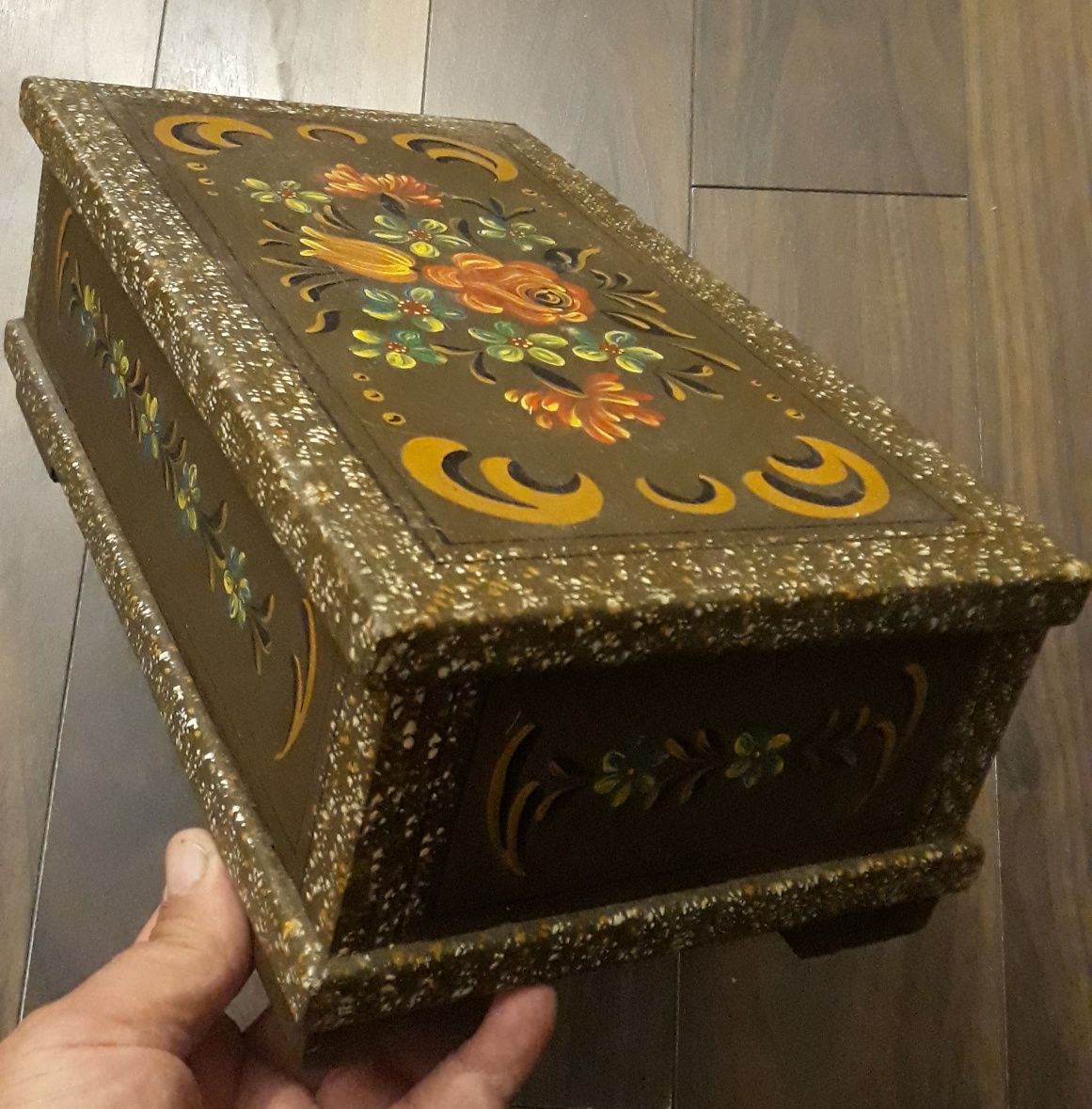 Cutie / casetă veche din lemn pentru bijuterii