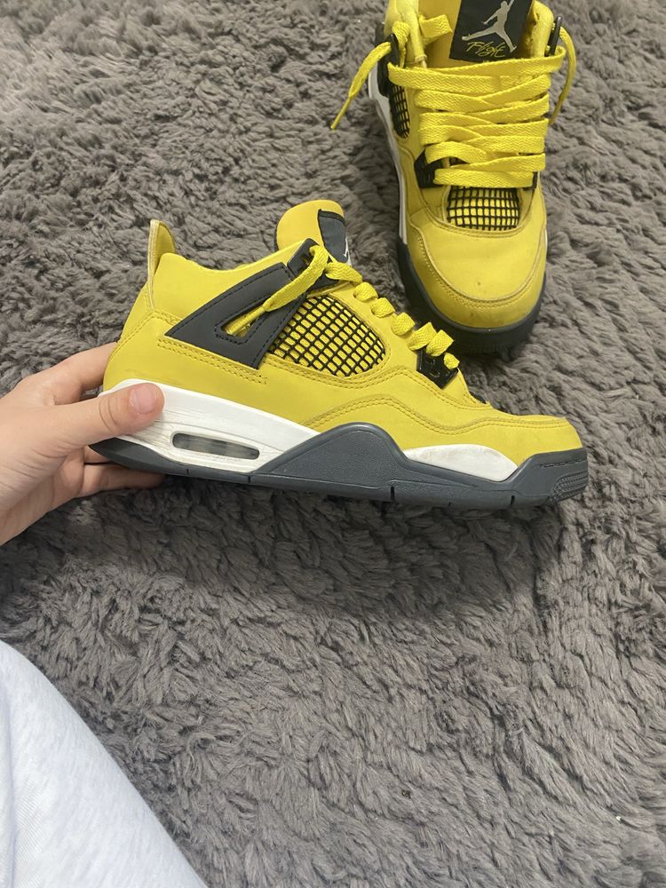 Jordan 4 yellow lightning si red thunder urgent!!!