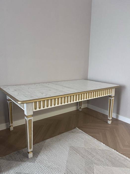 Стол для гостей бежевый цвет