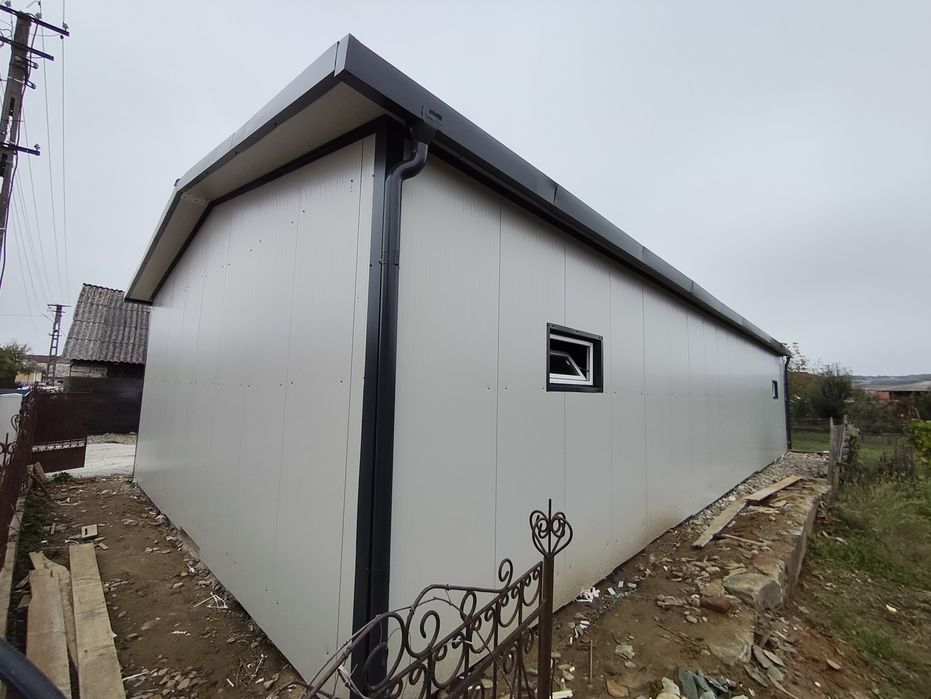 Garaje moderne din panouri sandwich – izolate, cu uși automate și geam