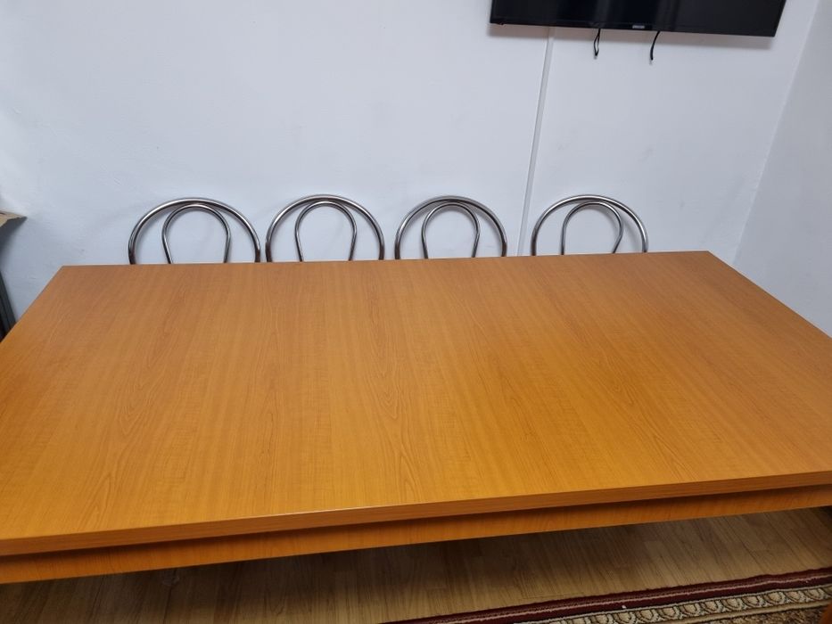Masa masiva cu 4 scaune!