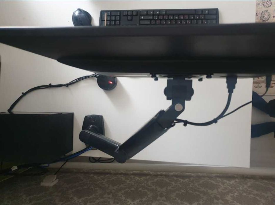 Монитор с кронштейном