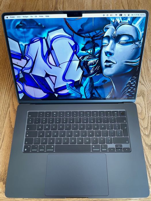 Продавам Apple MacBook Air 15″ в отлично състояние, като нов