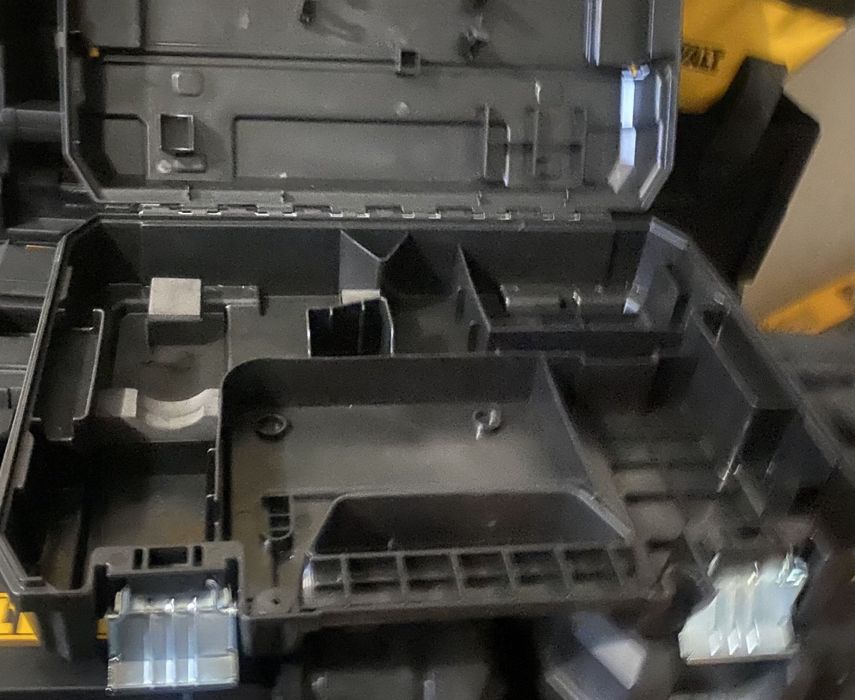 Ударопрочные кейсы от Dewalt для дрелей и болгарок и т д