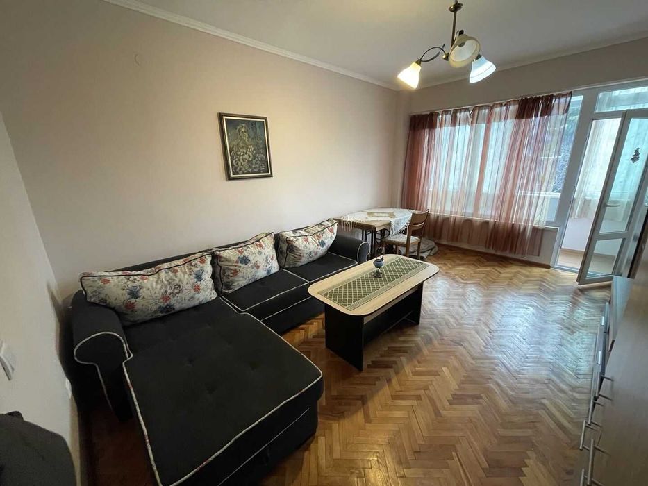 Тристаен апартамент, Широк Център