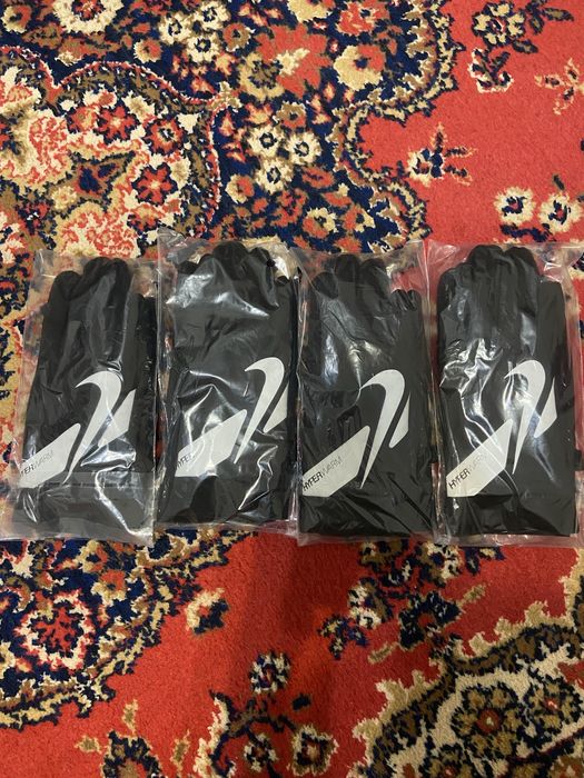 Перчатки Nike.