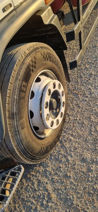 Isuzu yuk mashinasi sotiladi.