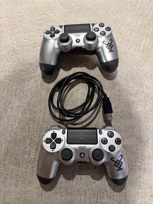 Пълен комплект PS4 Pro God of War, VR, 2 джойстика, 5 игри, слушалки