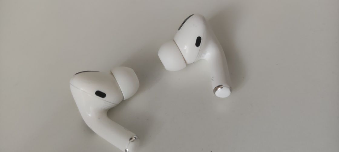 Продам наушники левый ухо и правый ухо от airpods pro оригинал