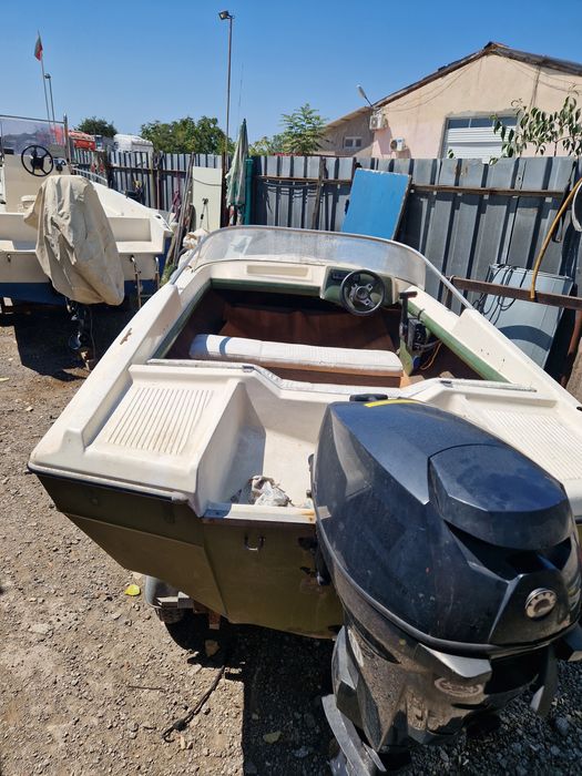 Моторна лодка с двигател и колесар