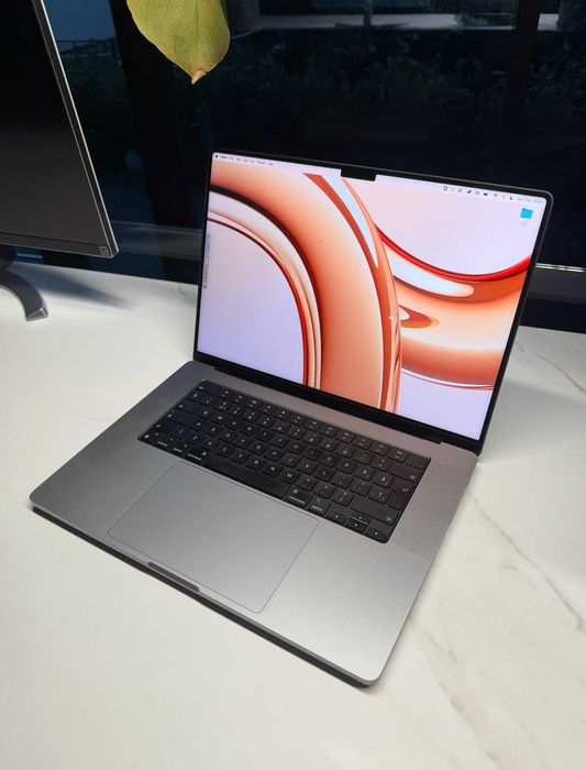 MacBook Pro M1 MAX / 16-inch / 32 Gb / 1 TB / Space Gray / 97% Battery