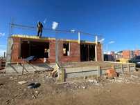 Suntem echipa care îți construiește casa la roșu, cap-coadă