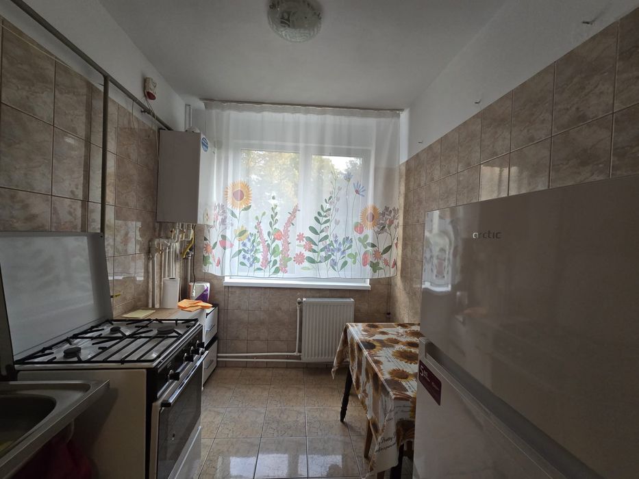 Apartament cu 3 camere de închiriat