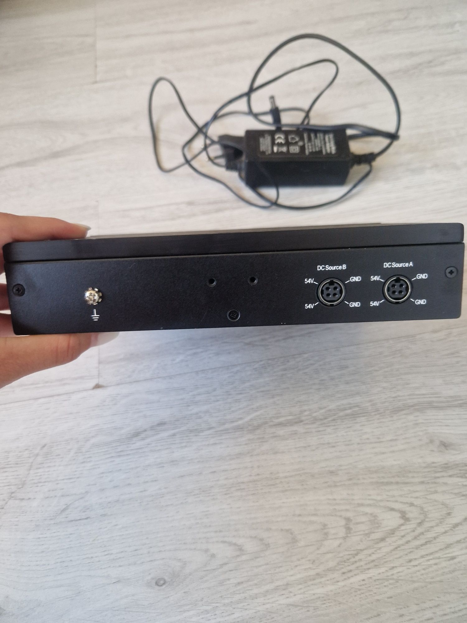 Switch Peplink PoE+ SD robust cu 8 porturi