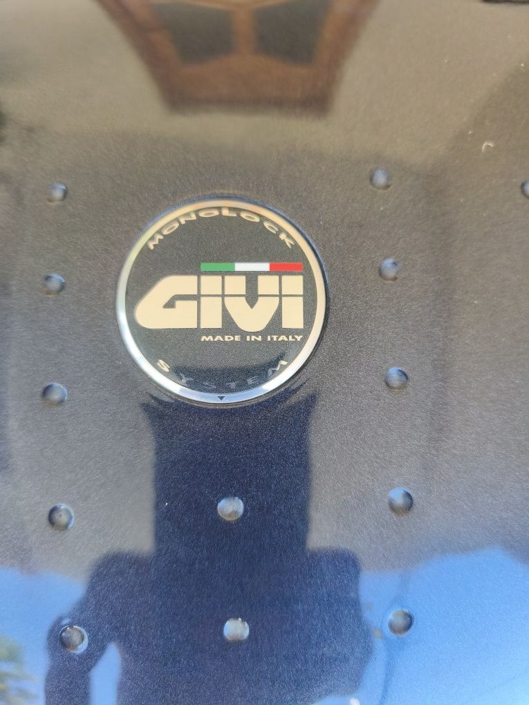Topcase/Lada +suport moto/scutere Givi