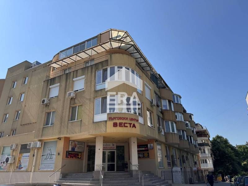 Ексклузивно! Търговско помещение за продажба със СОТ в търговски цент