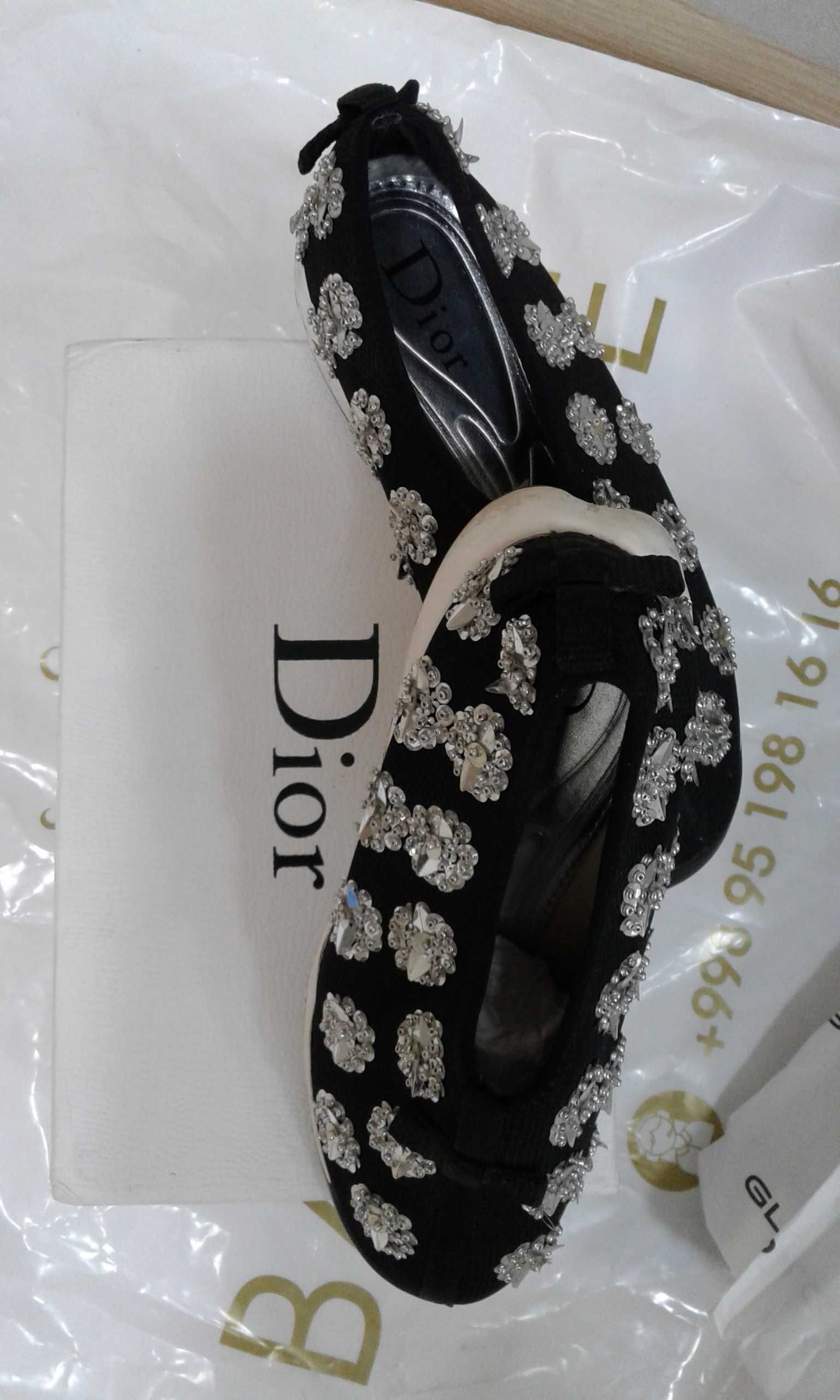 Скичерсы Dior продаются