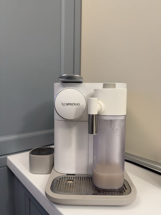 Nespresso Gran Lattissima + Suport Capsule